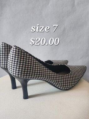 Classic Houndstooth Pointed-Toe Pumps - Size 7, Black & White